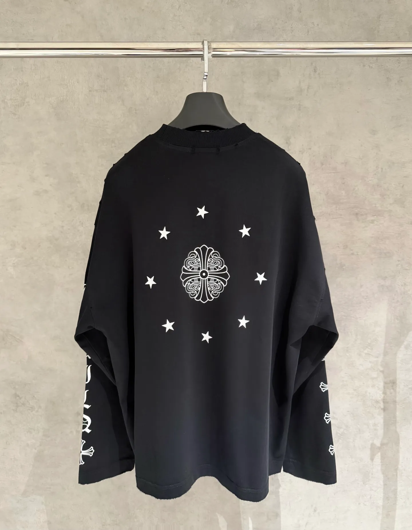 🅿️330 [Strict quality control] CH Crow Heart's new long-sleeved sweatshirt T-shirt. Heavy 340g double yarn fabric. Four flower positions on the front, back and left. Wash the whole garment twice. The four sides are frayed and torn. Heavy fabric. The neckline is made of icy Salona. Loose fit. Deep, wide and stylish. No deformation or shrinkage. Black and white color. Size: M-2xl